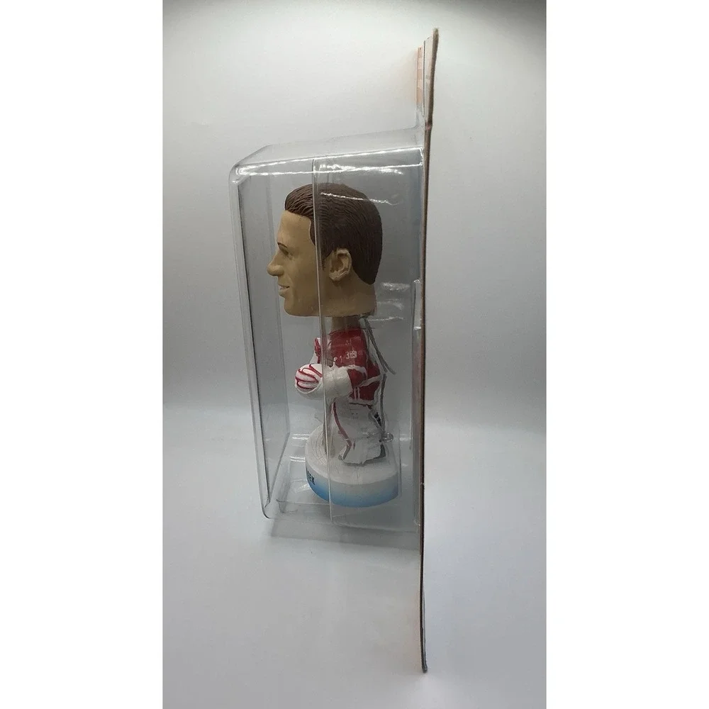 2001/02 UD Play Makers Dominik Hasek Detroit Redwings Red Jersey Bobblehead